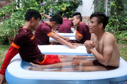 U23 Việt Nam ngâm nước đá hồi phục thể lực