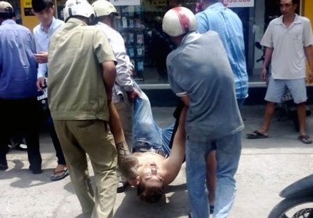 Thanh niên xăm trổ doạ giết tài xế rồi nằm giữa đường la hét