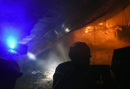 Hà Nội: Cháy lớn, thiêu rụi hàng trăm m2 nhà xưởng trong mưa dông