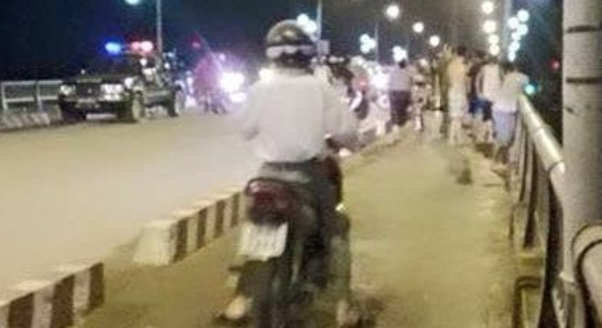 Cô gái ôm gấu bông lao mình xuống sông tự tử