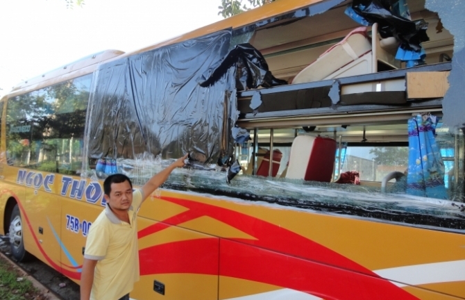 Xe khách bị ném đá vỡ toang kính, hành khách hoảng loạn