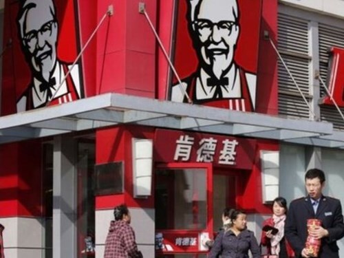 Thực hư chuyện KFC dùng gà 8 chân, 6 cánh chế biến thức ăn