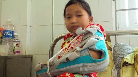 Khởi tố người cha bắt cóc, đánh đập, ném con gái xuống giếng