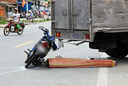 Xe tải va chạm xe máy, cả nhà 4 người thương vong
