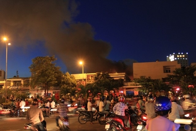 Lửa bốc cháy dữ dội trong ngôi nhà chứa nhiều lốp ô tô cũ