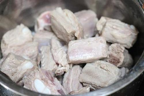 Canh sườn non nấu sấu chua chua, đậm đà ngày nóng