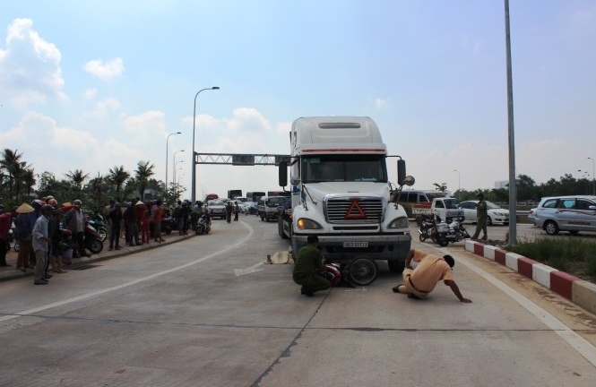 Bé gái 9 tuổi gào khóc bên thi thể mẹ bị xe cán