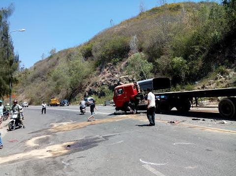 Ô tô chở người nước ngoài lao vào xe container, 1 người chết