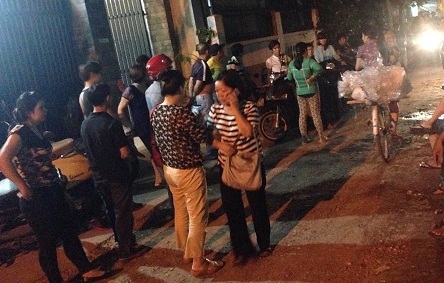 Chồng treo cổ tự sát, vợ bê bết máu chạy ra đường kêu cứu