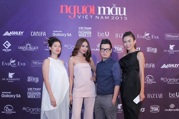 Host Thanh Hằng mặc quá 