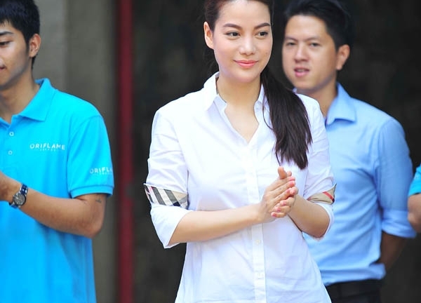 Trương Ngọc Ánh giản dị đi thăm trẻ em mồ côi, tàn tật