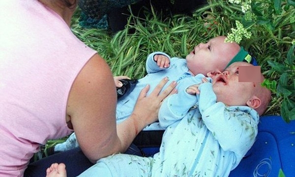 Bị ô tô tông bay lên trời, hai bé song sinh sống sót kỳ diệu