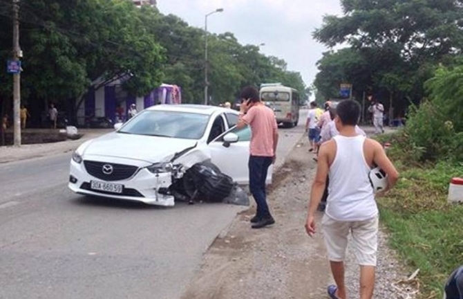 Xe Santafe mất lái đâm xuyên qua đám cưới, 3 người bị thương