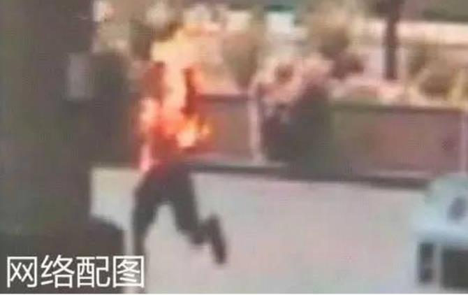 Hãi hùng bà vợ tạt axit rồi châm lửa đốt bồ nhí của chồng