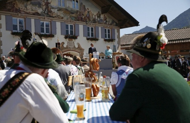 Tổng thống Obama đi uống bia với Thủ tướng Merkel ở Đức