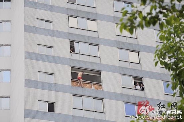 Một người ném thủng đệm cứu hộ của cảnh sát để tự tử bằng được