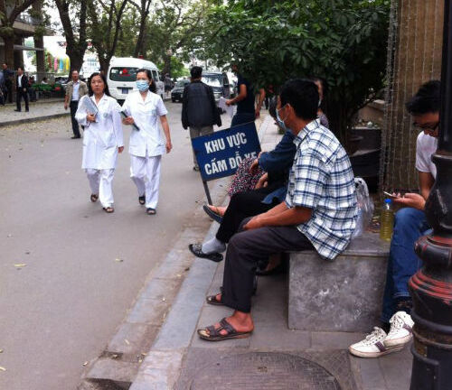 Luật ngầm của “osin bệnh viện”