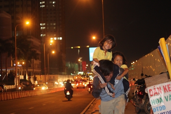 Tiêu hết tiền từ thiện, cha lại ra đường, con vào chùa