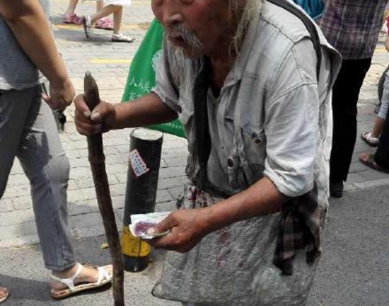 Cụ ông 103 tuổi đi ăn mày để kiếm tiền giúp con trai