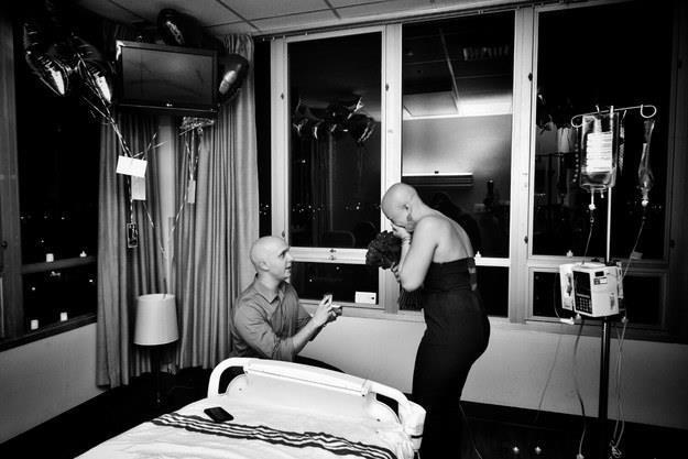 Xúc động clip chàng trai cầu hôn ngay khi bạn gái thoát cửa tử