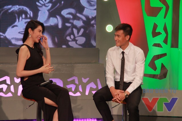 Thủy Tiên - Công Vinh hôn nhau ngọt ngào trên sóng trực tiếp