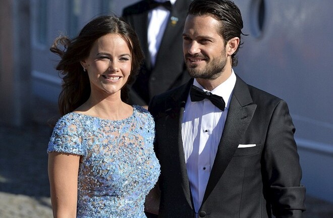 Siêu mẫu ngực trần kết hôn với hoàng tử Thụy Điển