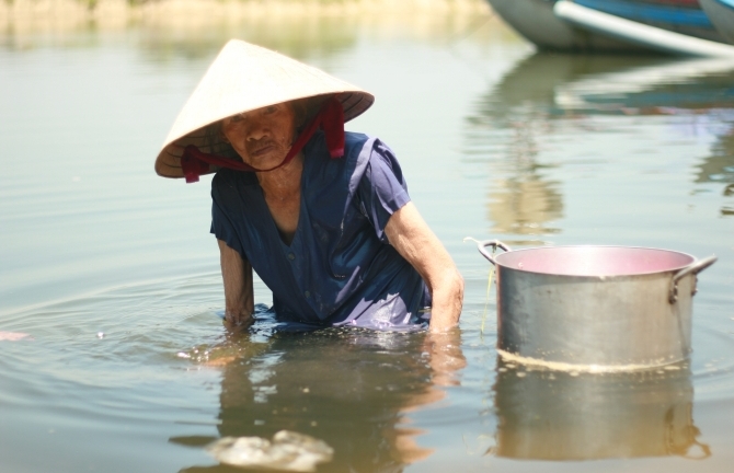 Nước mắt mẹ già 75 tuổi oằn lưng nuôi 6 người con, cháu tâm thần