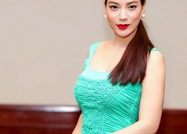 Trương Ngọc Ánh khoe chân dài, eo thon với đầm bó sát