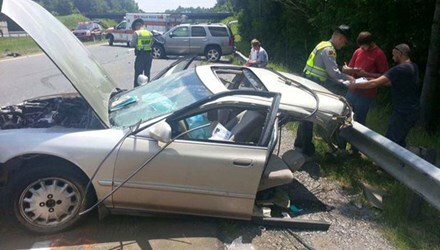 Bà bầu sống sót kỳ diệu sau tai nạn ôtô vỡ làm đôi