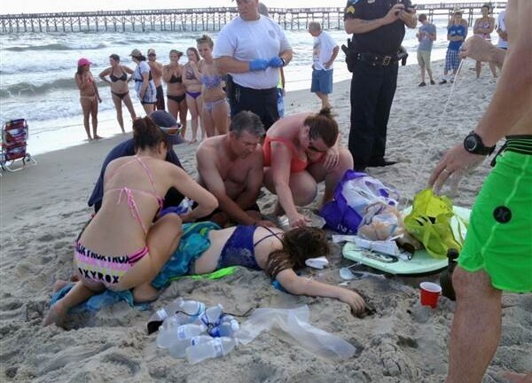 Hai học sinh Mỹ nguy kịch vì cá mập tấn công