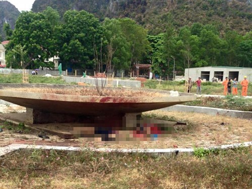 Ôm mìn nổ tự sát, hai vợ chồng chết thảm
