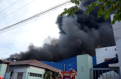 Cháy công ty hóa chất trong khu công nghiệp sau tiếng nổ lớn