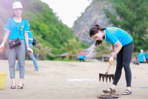 Hoa hậu Kỳ Duyên nói gì về cáo buộc dựng cảnh nhặt rác?