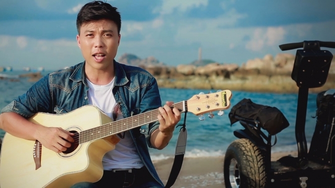 Nguyễn Duy đi dọc Việt Nam để dạo biển, ngắm hoàng hôn và leo đồi cát