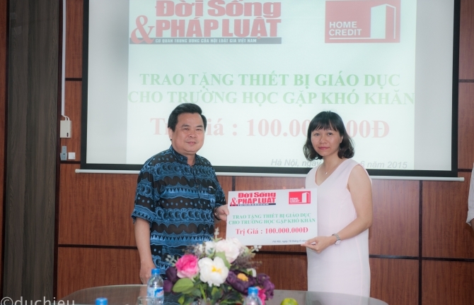 Tặng thiết bị giáo dục cho trường học khó khăn