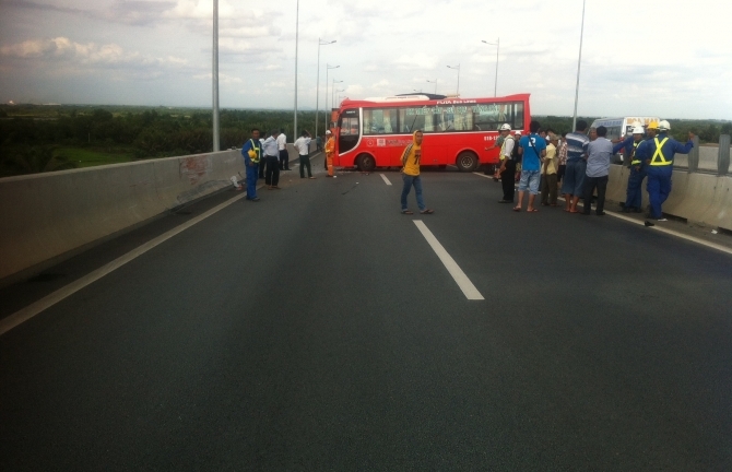 Ô tô trượt dốc đâm liên hoàn khiến 13 người bị thương