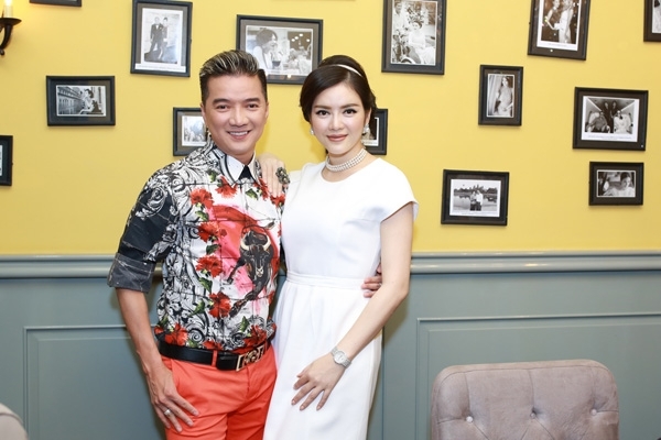 Đàm Vĩnh Hưng ôm Lý Nhã Kỳ thắm thiết trong triển lãm kim cương