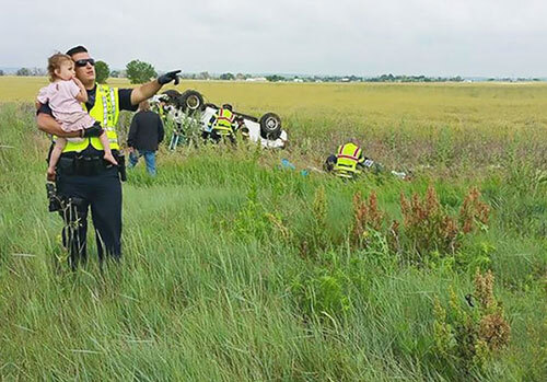Sĩ quan cảnh sát “đánh lạc hướng” bé gái để không phải nhìn cái chết của cha