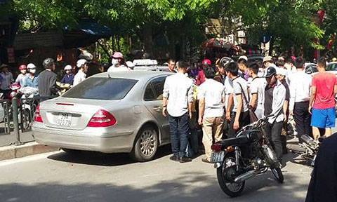 Hàng chục thanh niên giải cứu cụ ông trong gầm xế hộp