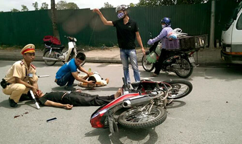 Xe máy tránh CSGT này, tông CSGT khác trọng thương