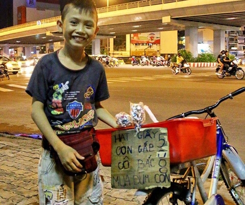 Chạnh lòng cậu bé yếu não bán hạc giấy bươn chải kiếm sống