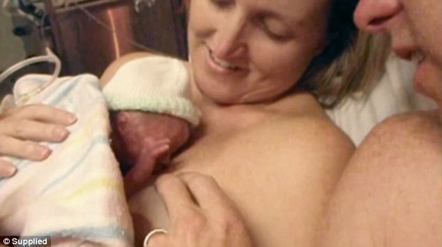 Kì diệu bé sơ sinh sống lại sau khi được bố mẹ ôm ấp