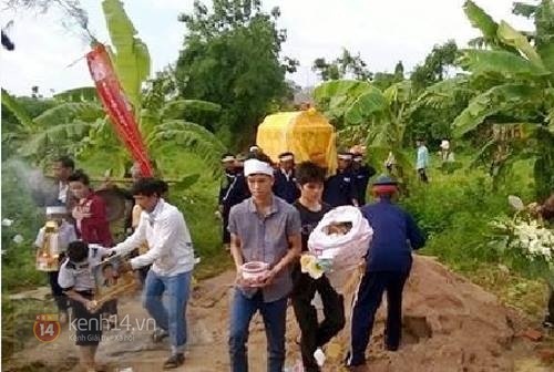 Gia đình, người thân đau buồn tiễn đưa thiếu nữ tự tử vì bị tung clip sex