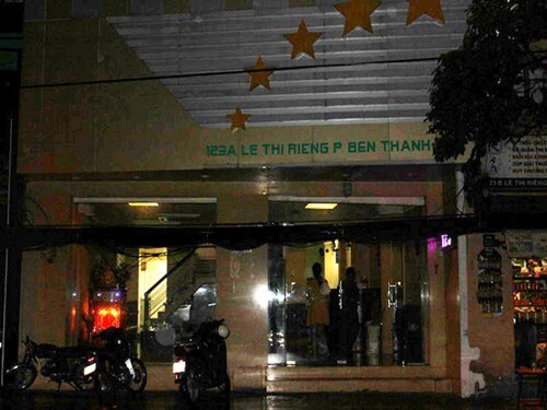 Bắt quả tang nữ tiếp viên múa thoát y trên bàn 5 