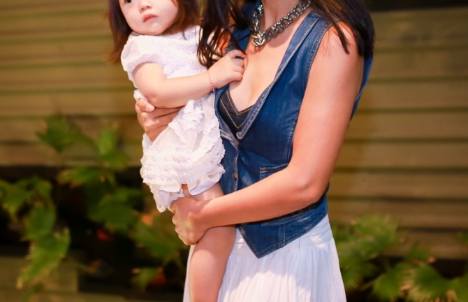 Con gái Đoan Trang mũm mĩm đáng yêu khi xuất hiện cùng mẹ
