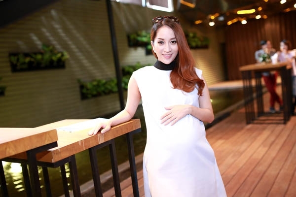 Bà bầu Khánh Thi tươi tắn không kém Minh Hằng, Thủy Tiên