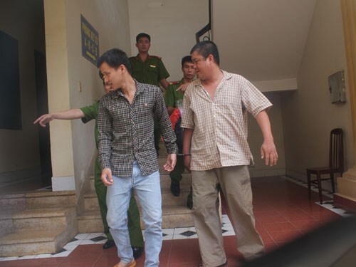 Nghi con bị hiếp dâm, cả nhà đánh gãy chân người yêu của con