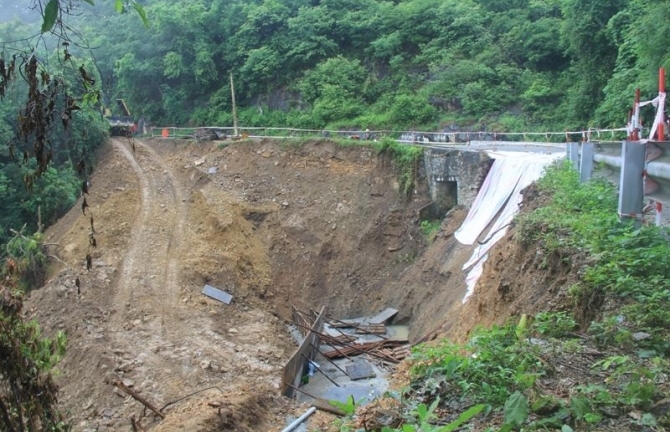 Sạt lở nghiêm trọng trên con đường độc đạo lên Tam Đảo