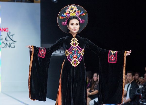 Thanh Hằng diện đầm trong suốt, NSƯT Kim Xuân lần đầu catwalk