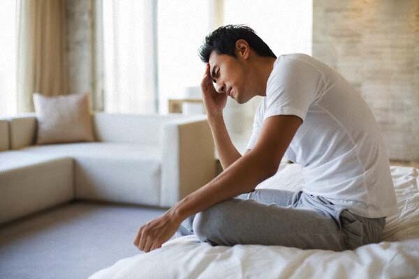 Chết lặng khi đêm tân hôn chồng ngồi cạnh bàn thờ vợ cũ